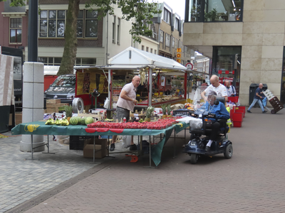 901896 Afbeelding van een standwerker met vers fruit op de zaterdagse warenmarkt op het Vredenburg te Utrecht. Rechts ...